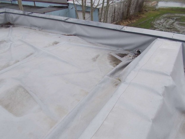 Brak mocowania membrany dachowej na dachu płaskim