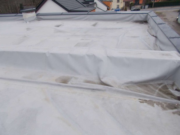 Brak mocowania membrany dachowej